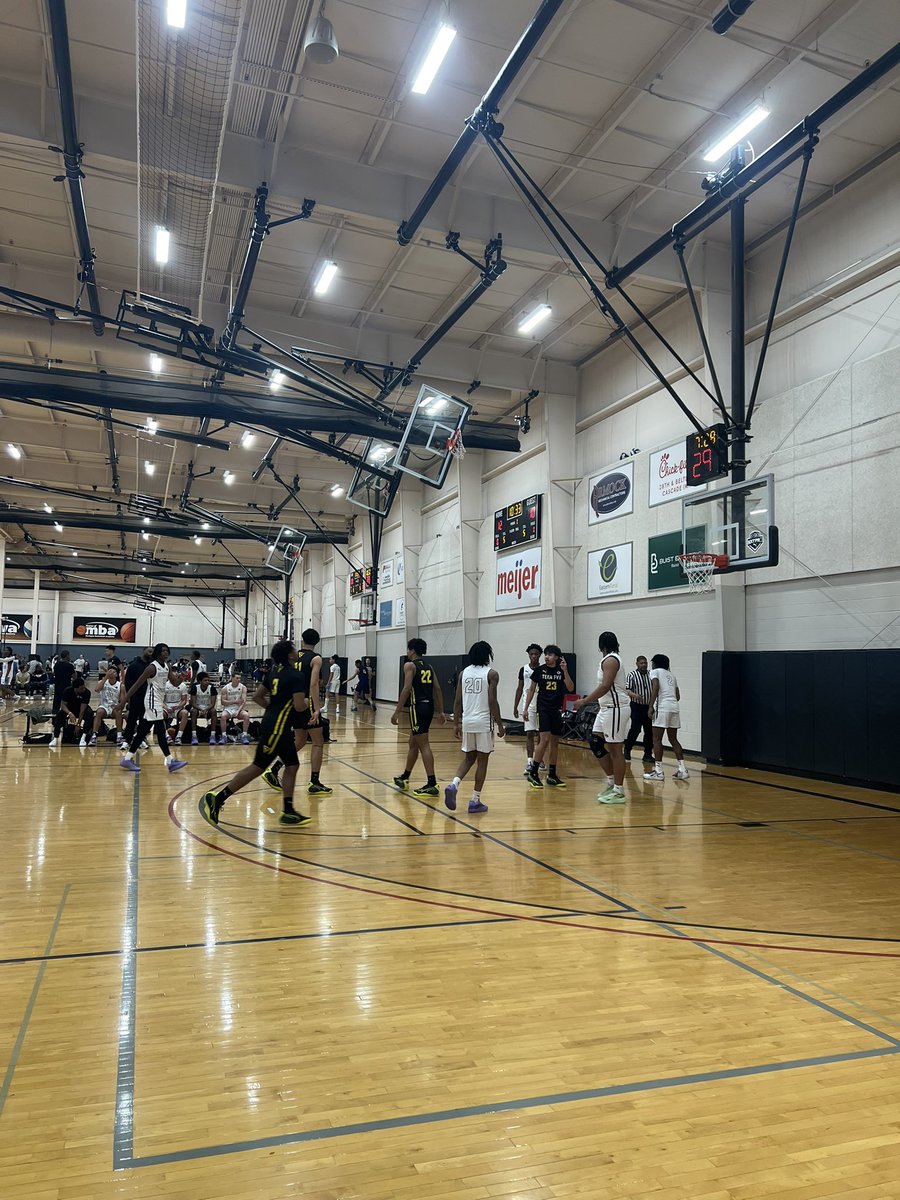 rafaelwllorin's tweet photo. Day 3 of @PRO16League #NXTProGR
Starting off the day with two very talented 17U teams @TeamFVV @_gpabasketball https://t.co/9FhVPuDeL3