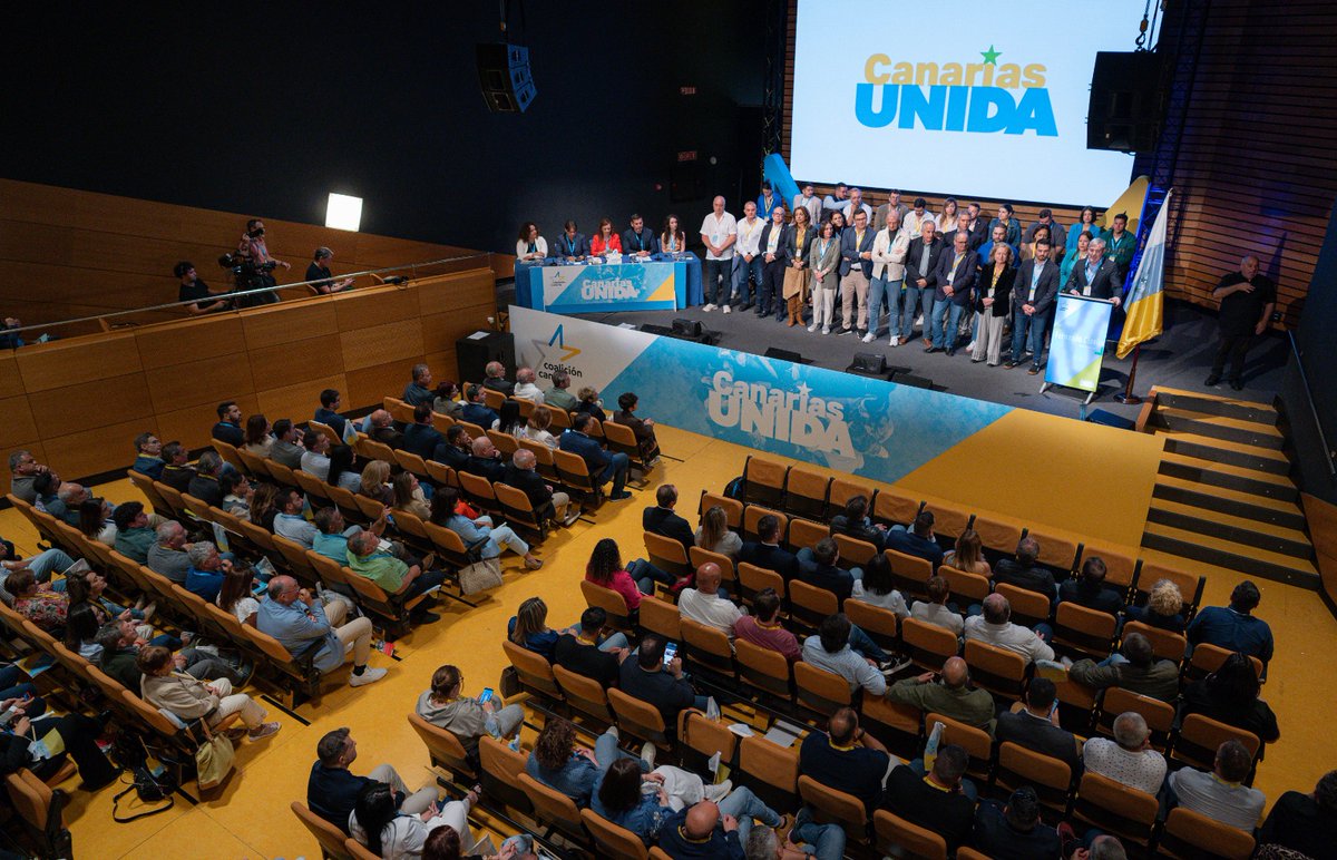 coalicion's tweet photo. Para el reelegido secretario general, @FClavijoBatlle, "la incertidumbre y polarización de la situación política global no nos debe alejar de nuestros principios básicos, del modo canario

Seguimos apostando por el diálogo y la escucha, porque solo así podemos entendernos https://t.co/Kj5fnsfSgY
