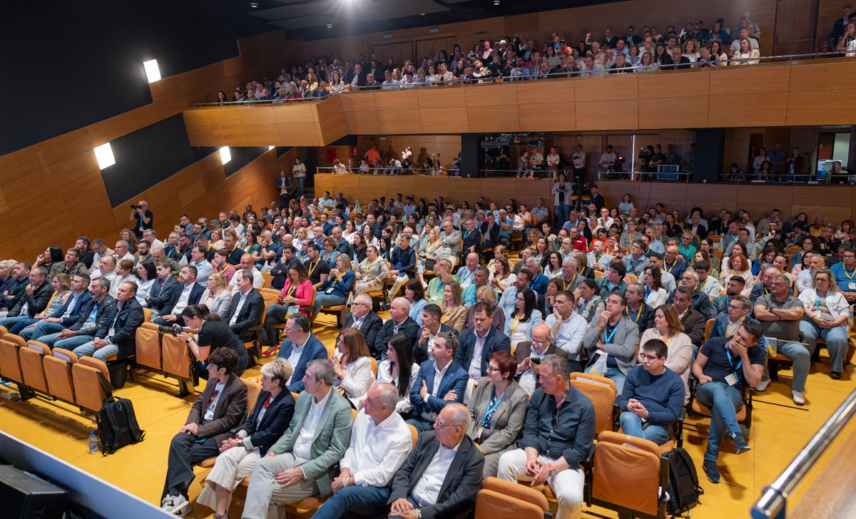 .<a href="/FClavijoBatlle/">Fernando Clavijo</a> se dirige a los compromisarios del #VIIICongresoCC en nombre de la ejecutiva elegida hoy, resaltando el trabajo "que hacemos, respestado la singulrdad de cada una de las islas, porque Canarias será más fuerte cuando las islas sean fuertes".
#canariasunida