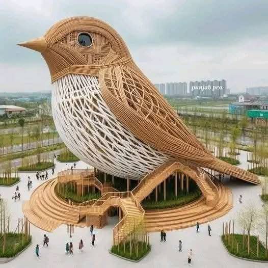 يا مدينــہ ثرثري بعض الحكايا رددي بعض المواويل القديمـہ دثرينا لا إمتلينا بالحنين واوعدينا باللقى لو تكذبين !