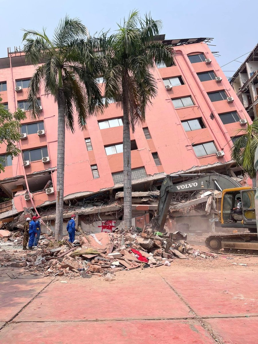BREAKING: 80+ #bodies found after the controlled collapse of Mandalay’s quake-damaged #GreatWallHotel

The hotel hid vital info &amp; delayed rescue efforts—costing lives.
Their negligence played a direct role in this tragedy.

THEY MUST BE HELD ACCOUNTABLE 

#WhatsHappeninglnMyanmar