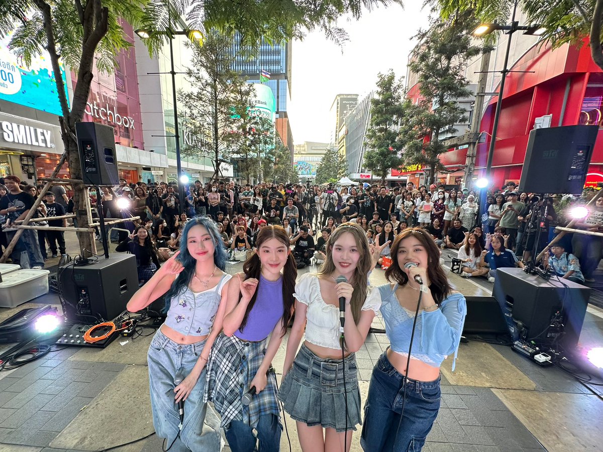 SNSofficial_th's tweet image. ทุกคนสนุกมั้ยค้าา พวกหนูสนุกมาก ๆ ขอบคุณงาน Siam Square Summerful Street ที่ให้พวกหนูมาเจอทุกคนนะคะ และขอบคุณ NIZE ที่มาหากันด้วยน้าาา ✨🍬

#SugarNSpice #SNS
#siamsquare #PMCU
#SiamSquareSummerfulStreetxSNS
