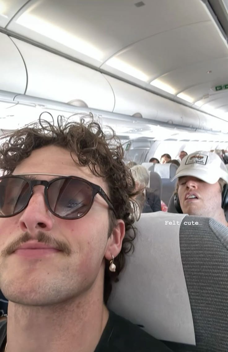 UpdateStarriest's tweet photo. 🚨 CANADÁ 🚨
Luke acaba de postar uma foto em um vôo para o Canadá, para se preparar para abrir a #PoisonTour de seu grandíssimo amigo Lucas Spider, estamos prontos pra muitos posts @spidershq ? https://t.co/2YYtrPzRha