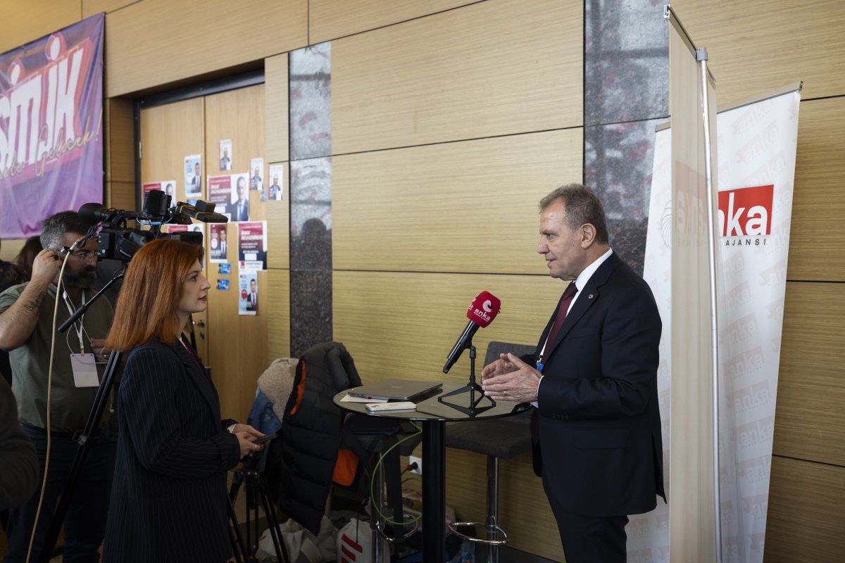 21. Olağanüstü Kurultay’da yeniden Genel Başkanımız olarak seçilen Sayın Özgür Özel’i kutluyorum.

CHP köklüdür, güçlüdür; Ulusal Kurtuluş Mücadelemizin öncüsü, Cumhuriyetimizin kuruluş ilkelerinin mimarıdır. Türkiye Cumhuriyeti var olduğu sürece partimiz var olmuş ve olacaktır.