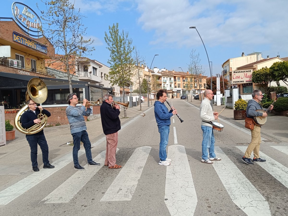 mobydixie's tweet photo. Ni és #liverpool si som @thebeatles però... Ens ha fet gràcia!
#vidreres
#mobydixie #jazz #dixieland #music from #barcelona https://t.co/vRbUqPhFO0