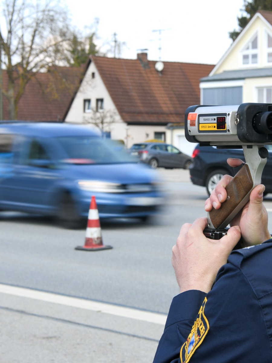 Geschwindigkeit ist Risiko! 🚨🏎️💥

ℹ️ Überhöhte Geschwindigkeit ist eine der Hauptursachen für schwere Verkehrsunfälle in Bayern!

Deshalb: Runter vom Gas! 🚦✅

ℹ️ Alle Informationen zum diesjährigen #Blitzmarathon gibt es auf unserer Homepage: innenministerium.bayern.de.