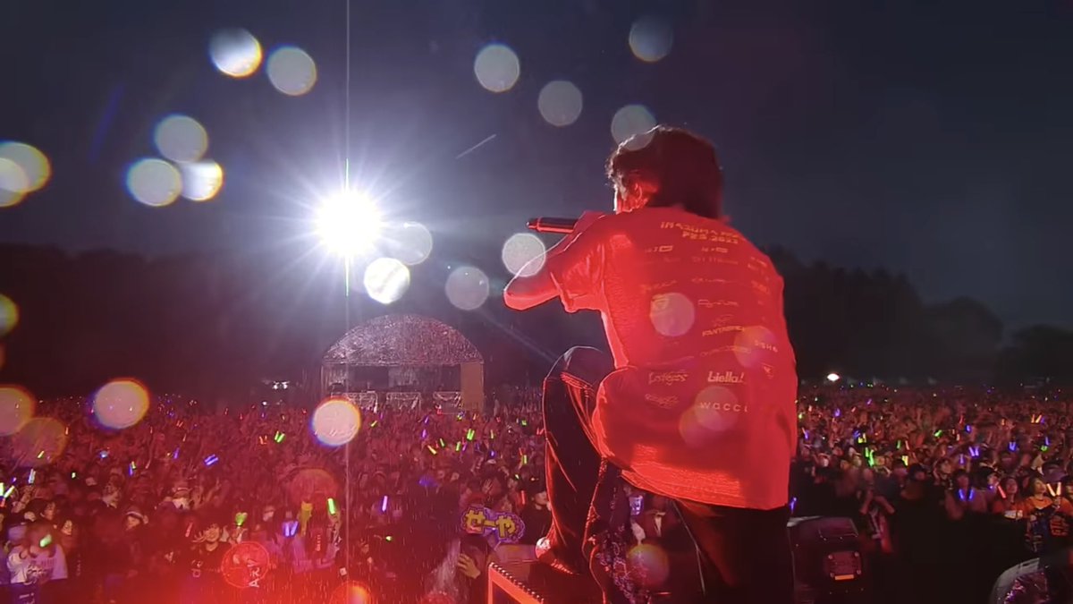 melae_s2's tweet photo. 普段音楽面でグループを引っ張っていってる佐野がバンドの時は一歩下がって前列ど真ん中でマイク一本で歌ってる末澤の背中を見ながらこの景色で幸せそうにドラム叩いてるの、本当に眩しくてすき https://t.co/9BJ34u4Gbk