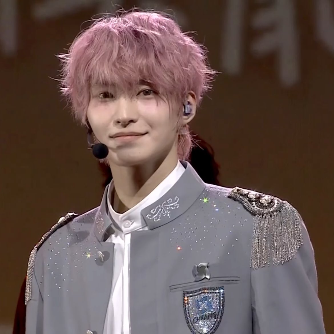 runyxu's tweet photo. INSANE FACE CARD?!?!?!?
#KK #KUANGKUANG #YANQI #CHUANGAsiaGrandDebutNight https://t.co/srv3heyIJ3
