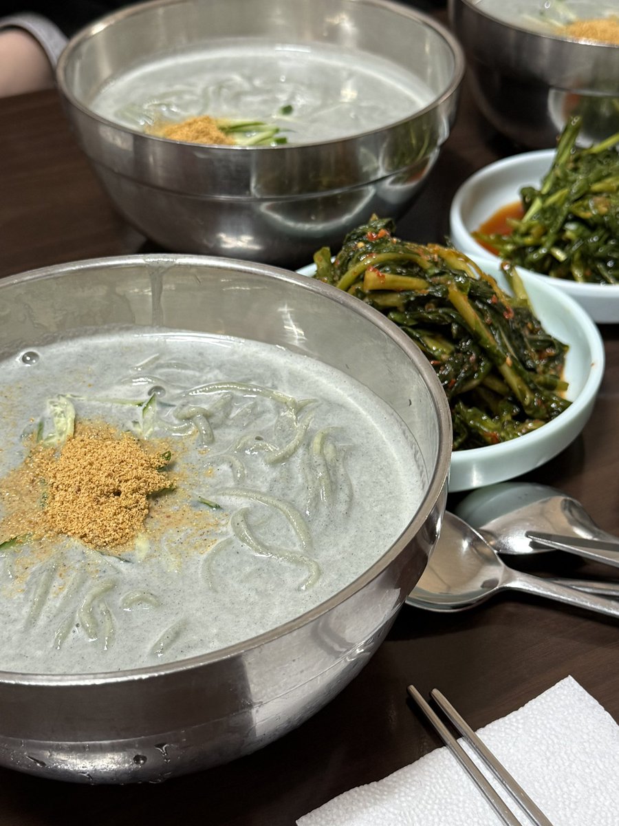 uhmoook's tweet photo. 면천에 오면 콩국수를 먹어야한대요...
근데 열무랑 부추김치가 정말 맛있엇다...😭💗 https://t.co/d03sKZMihh