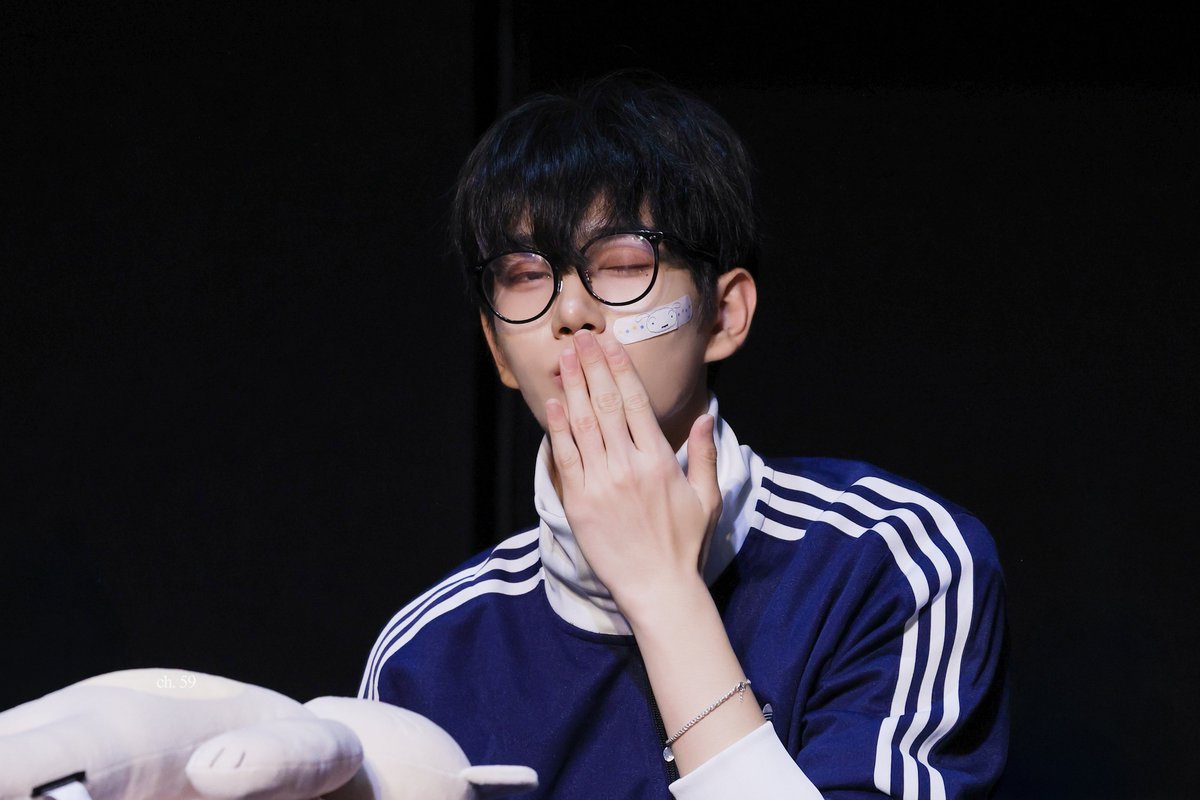 CH_5959's tweet photo. 240922 점프업 팬사인회🦊

윙크도 이젠 꽤나 하시네여

#drippin #드리핀 #주창욱 #창욱 #joochanguk #changuk https://t.co/L3ienctORd