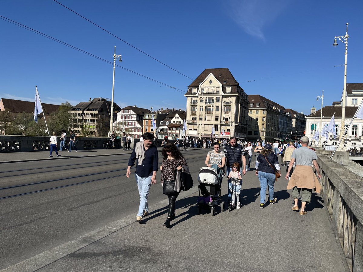 Peter Neumann (@pneumannberlin) on Twitter photo Grün-woker Autohass-Irrsinn in #Basel. Wo echte Großbaseler auf vielen tausend Parkplätzen ihre Wohnmobile und andere Kfz abstellten, marschiert der Chai-Latte-Mob durch tote Kiezblocks. Währenddessen stehen Handwerker auf der Mittl. Rheinbrücke und anderen Hauptstraßen im Stau. Grün-woker Autohass-Irrsinn in #Basel. Wo echte Großbaseler auf vielen tausend Parkplätzen ihre Wohnmobile und andere Kfz abstellten, marschiert der Chai-Latte-Mob durch tote Kiezblocks. Währenddessen stehen Handwerker auf der Mittl. Rheinbrücke und anderen Hauptstraßen im Stau.