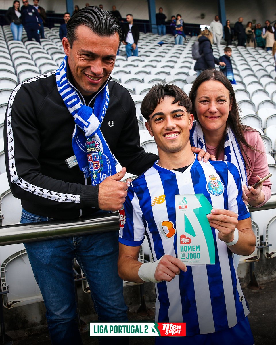 Ser decisivo, receber o prémio 🏆 de homem do jogo e ainda celebrar com quem está sempre lá para o apoiar: os 𝗽𝗮𝗶𝘀! 👨‍👩‍👦

Que manhã, Tiago Andrade! 👏

#LigaPortugal #LigaPortugalMeuSuper #FCP