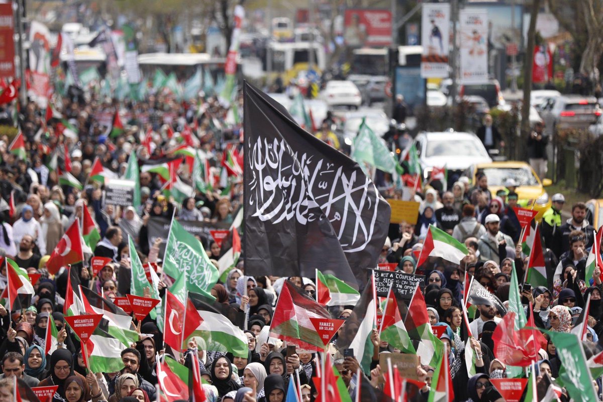 An itibari ile İstanbul..

Bu izzetli duruşu unutmayacağız..!!