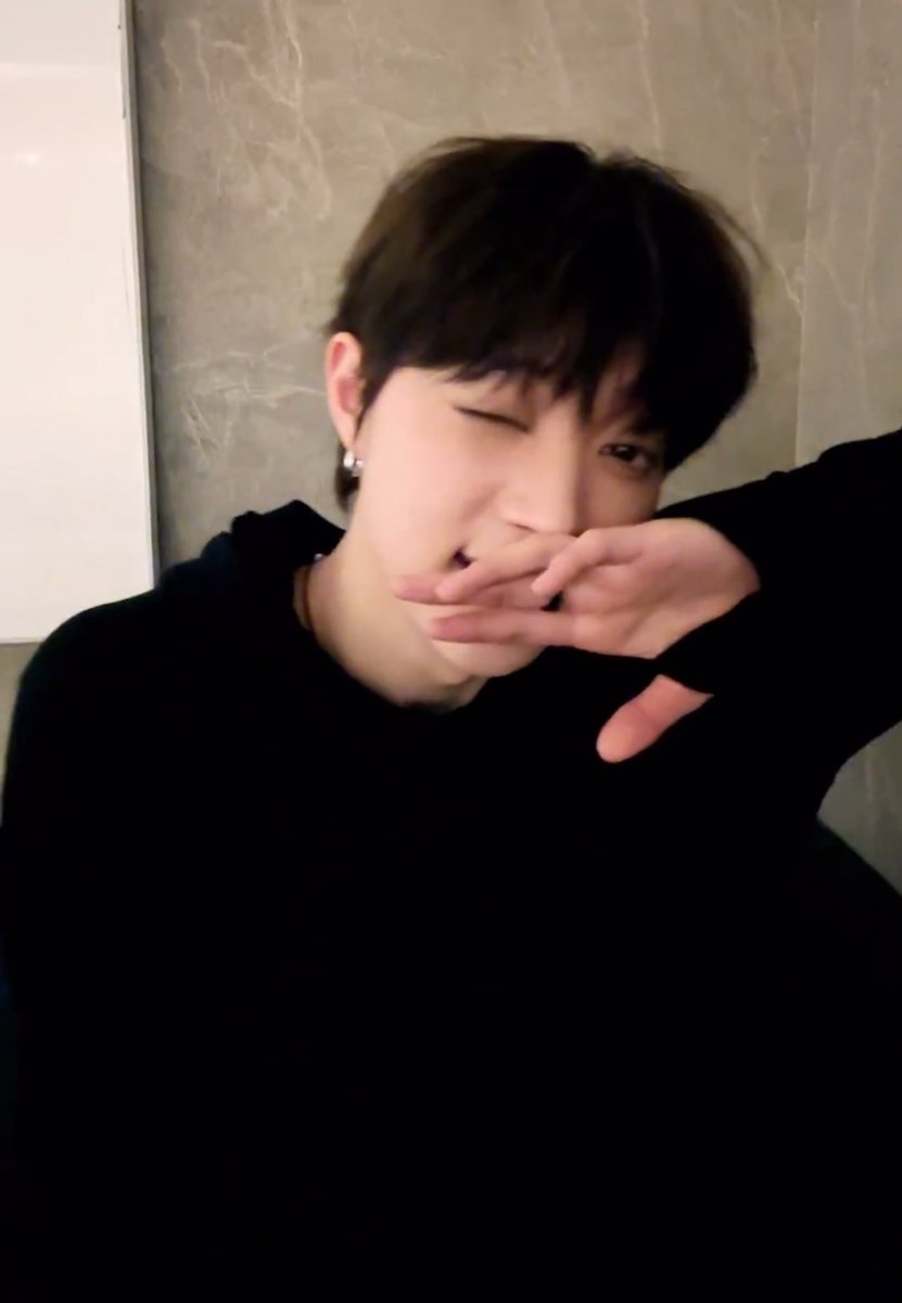 나내가잘못본줄알고두번봄
이거 무슨 질문 받은 거게
“탄산 빠진 탄산 음료 vs 녹은 아이스크림”
뭔 고민을 이렇게 섹시하게 하시지