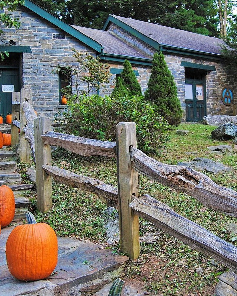pennyamileorg's tweet image. Neels Gap is home to the only building the AT passes through! Built by the CCC in the 1930s, it’s now a hiker haven at Mountain Crossings. 🥾🏠

#TrailLife #TrailCulture #PennyAMile @kp4nc

Picture By Gwringle - Own work, CC BY-SA 3.0, 

pennyamile.org