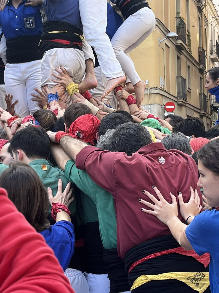Victòria Alsina Burgués (@_victoriaalsina) on Twitter photo Aquest cap de setmana hem viscut una nova Diada Castellera per la Independència amb els <a href="/cvg_cat/">Castellers de la Vila de Gràcia</a> i amb la participació dels <a href="/CdSarria/">Castellers de Sarrià</a> i <a href="/gausacs/">Castellers de Sant Cugat</a>. Tres colles compartint pinya, compromís i valors. Gràcies a tots! Aquest cap de setmana hem viscut una nova Diada Castellera per la Independència amb els <a href="/cvg_cat/">Castellers de la Vila de Gràcia</a> i amb la participació dels <a href="/CdSarria/">Castellers de Sarrià</a> i <a href="/gausacs/">Castellers de Sant Cugat</a>. Tres colles compartint pinya, compromís i valors. Gràcies a tots!