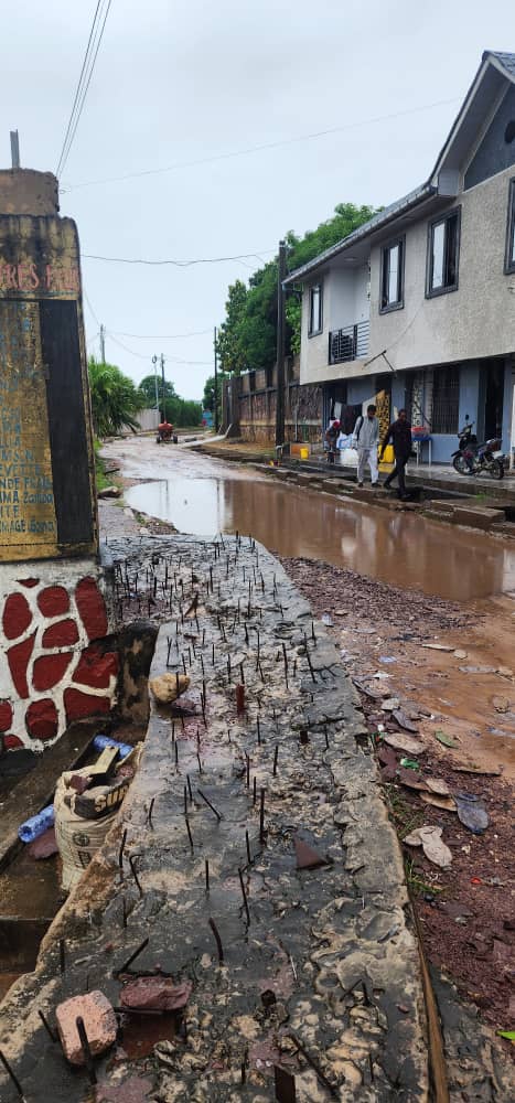 R. W I N N E R 📣 (@rollandwinner) on Twitter photo Les habitants de la cité Mama Mobutu avaient commencé leurs travaux. Quand le gouvernorat s'est invité au menu, voilà les résultats... ils sont devenus des oubliés. <a href="/GouvernoratK/">Gouvernorat de Kinshasa</a> <a href="/IsralMutombo11/">Israël Mutombo</a> <a href="/fatshi13/">Félix A. Tshisekedi</a> Les habitants de la cité Mama Mobutu avaient commencé leurs travaux. Quand le gouvernorat s'est invité au menu, voilà les résultats... ils sont devenus des oubliés. <a href="/GouvernoratK/">Gouvernorat de Kinshasa</a> <a href="/IsralMutombo11/">Israël Mutombo</a> <a href="/fatshi13/">Félix A. Tshisekedi</a>
