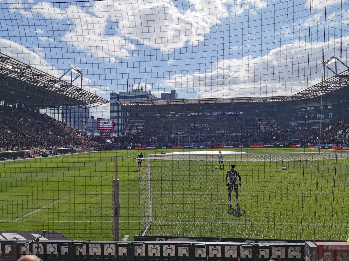 C'était pas prévu, mais le hoodie #Sorare est de sortie dans le kop de St Pauli 👀.
#SorareOnTour