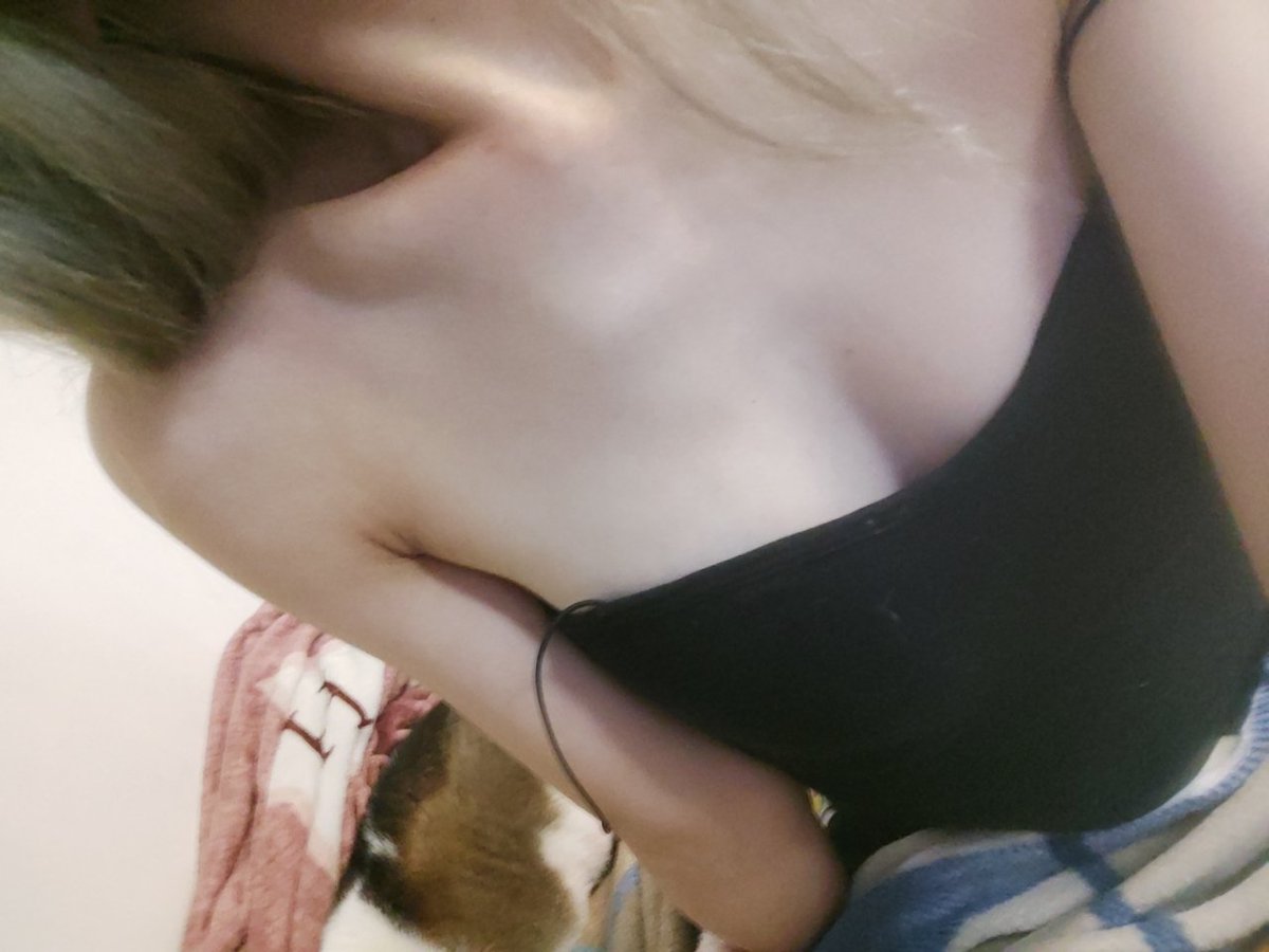 ♡

凌波微步～
腳 > 鎖骨 > 背 > 腰 > 波
下一張應該係咩呢😂

"繼續貼幾中意既相🥰"

#852hkgirl #胸控 #微乳