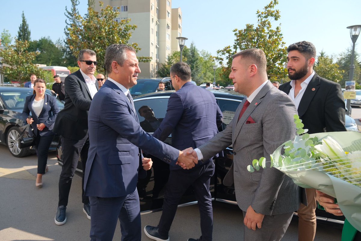 Saray cuntasına karşı mücadelenin öncüsü sayın Genel Başkanımız Özgür Özel’i  tebrik ediyorum.
Sayın Genel Başkanımız Özgür Özel ve  Cumhurbaşkanı adayımız Ekrem İmamoğlu’nun mücadele azmi ve kararlılığıyla bu karanlığı yırtıp atacağız.

Bu daha başlangıç mücadeleye devam!