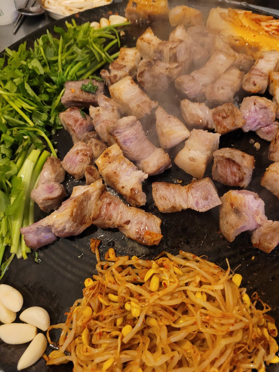 오늘 일요일이니 한잔~
미나리 삼겹살 에 소주짠~!