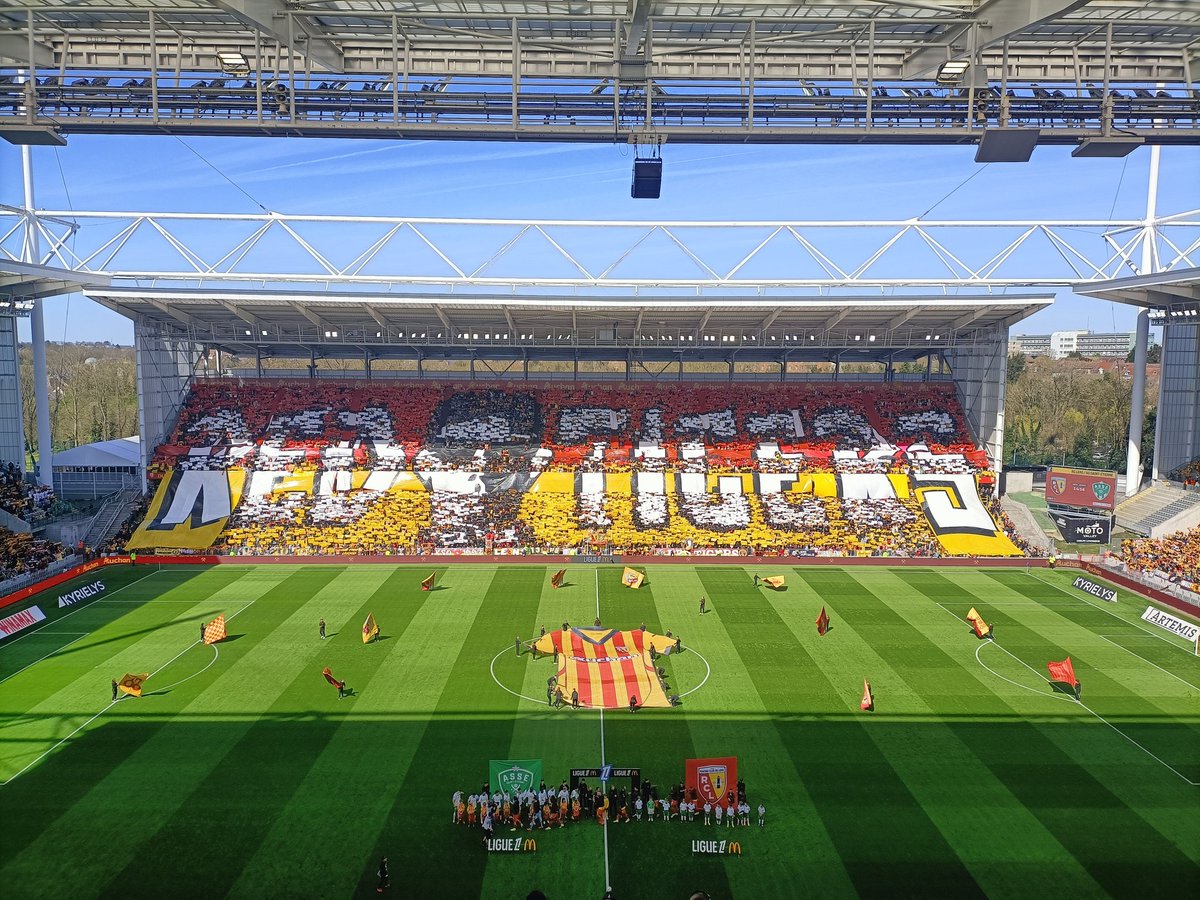 Mélange de feuilles, de voiles et avec au milieu la tête des Tigers, nouvelle réussite des RT avec ce superbe tifo #RCLASSE #RCLens 
Bravo <a href="/LaCrotaleSO/">crotale</a> 👏