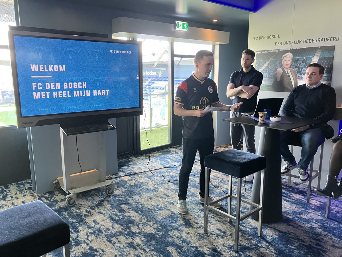 EddieAltenburg's tweet image. Zaterdag gingen 2e Kamerlid @Daandekort92 &amp;amp; @BosscheVVD langs @mijnfcdenbosch. Na een welkomswoord @PKSchuurmans &amp;amp; presentatie vd #directeur volgde letterlijk een rondje langs de velden! Mooi om te zien dat #FCDenBosch zijn maatschappelijke rol pakt met fcdenboschwerkt.nl.