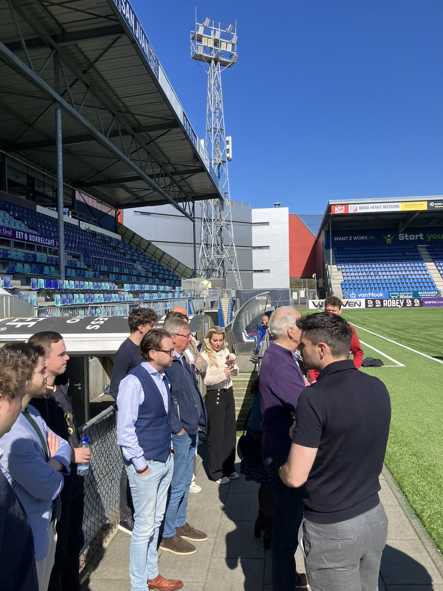 EddieAltenburg's tweet image. Zaterdag gingen 2e Kamerlid @Daandekort92 &amp;amp; @BosscheVVD langs @mijnfcdenbosch. Na een welkomswoord @PKSchuurmans &amp;amp; presentatie vd #directeur volgde letterlijk een rondje langs de velden! Mooi om te zien dat #FCDenBosch zijn maatschappelijke rol pakt met fcdenboschwerkt.nl.