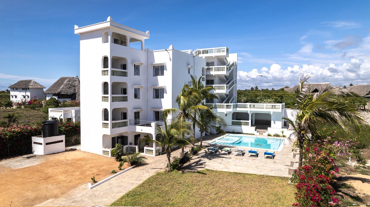 ProfitableKe's tweet image. 🌴 Watamu Getaway – Resort Apartment with a Pool! 🌊

Looking for the perfect coastal escape?
 Our spacious deluxe executive apartments inWatamu is just a 5-minute walk to the beach and can comfortably host up to 24 guests. Whats app 0735 054635