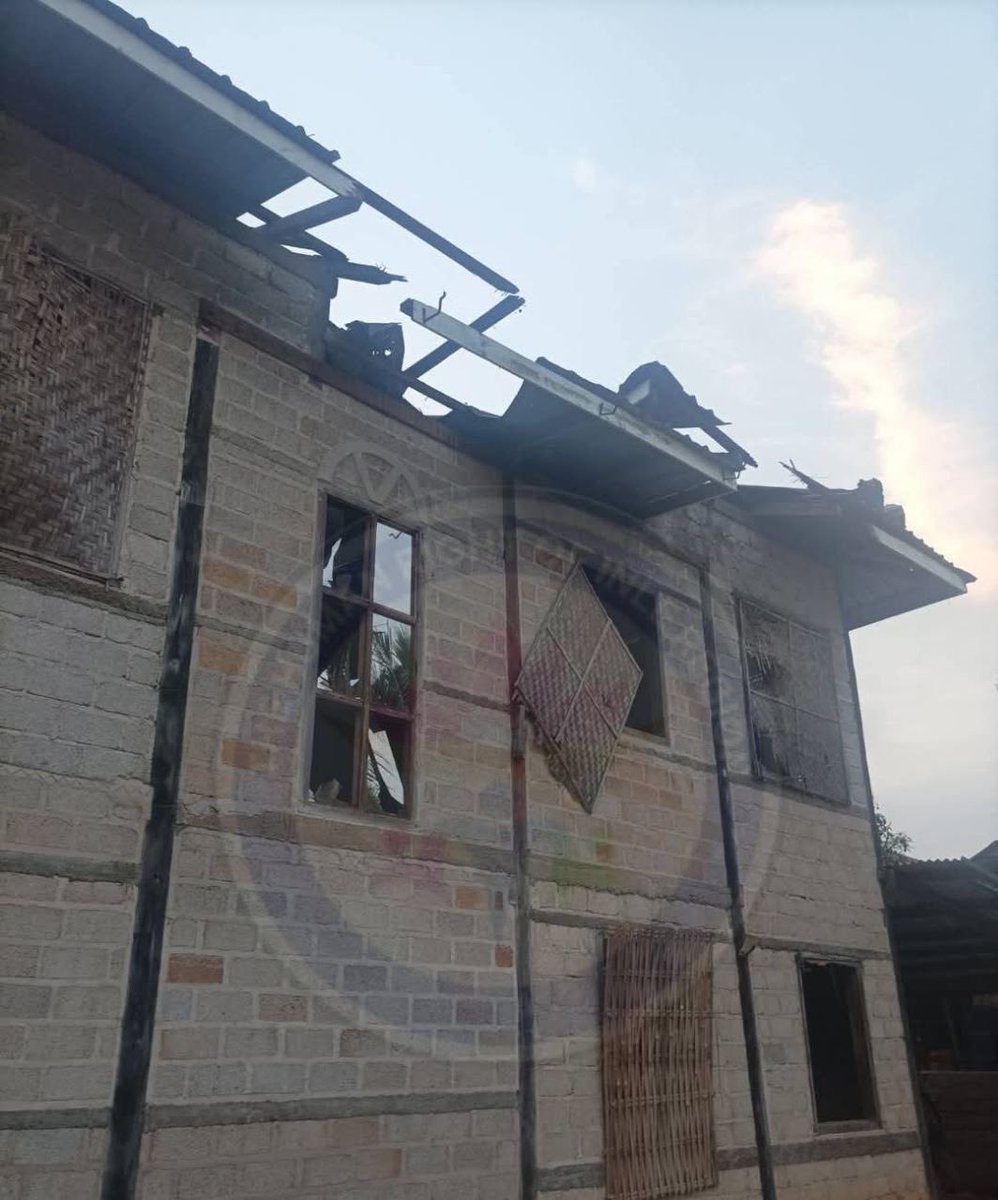 Nikki66000460's tweet photo. The Terrorist Military Army &amp; #PNA Pa-O National Army  attacked #Yaepu Village, #Nyaungshwe Twp with drones and heavy artillery , no injuries were reported but 2 houses were destroyed on April 5.
#WhatsHappeninglnMyanmar 
#2025Apr6Coup
#WarCrimesOfJunta https://t.co/xJCbSIw5nr