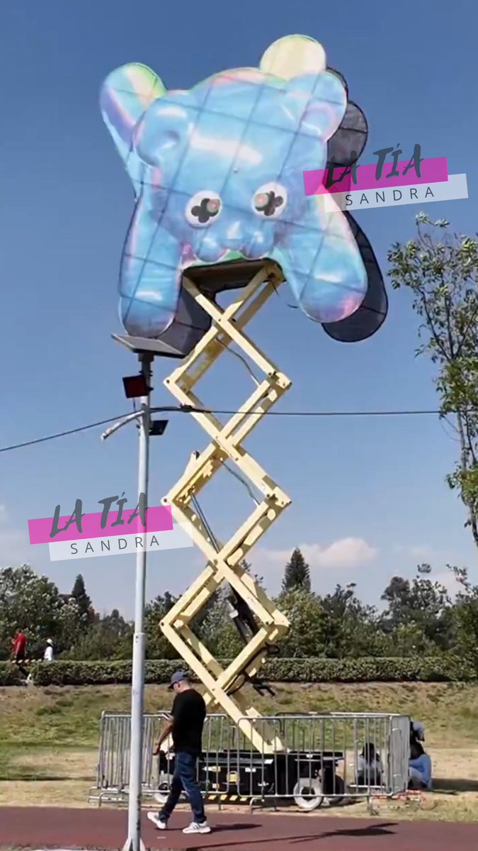 michicadehumo0o's tweet photo. Qué culpa tiene el Parque Bicentenario con la puta e inepta decoración del AXE Ceremonia? Gente! Están desviando muy mal la atención. #AXECeremonia CULPABLES! https://t.co/yaX8kiOEBA
