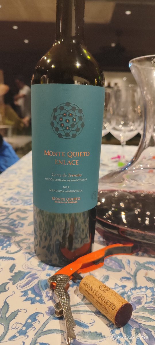 Escandaloso blend de <a href="/MonteQuieto_mza/">bodega MonteQuieto</a> ...enlace corte de terroir 2019... Malbec/syrah/Franc.
Frutal en nariz...hubo que esperarlo 30 min... Redondo en boca con taninos muy presentes y laaaargo final.
💣🍷Salud!