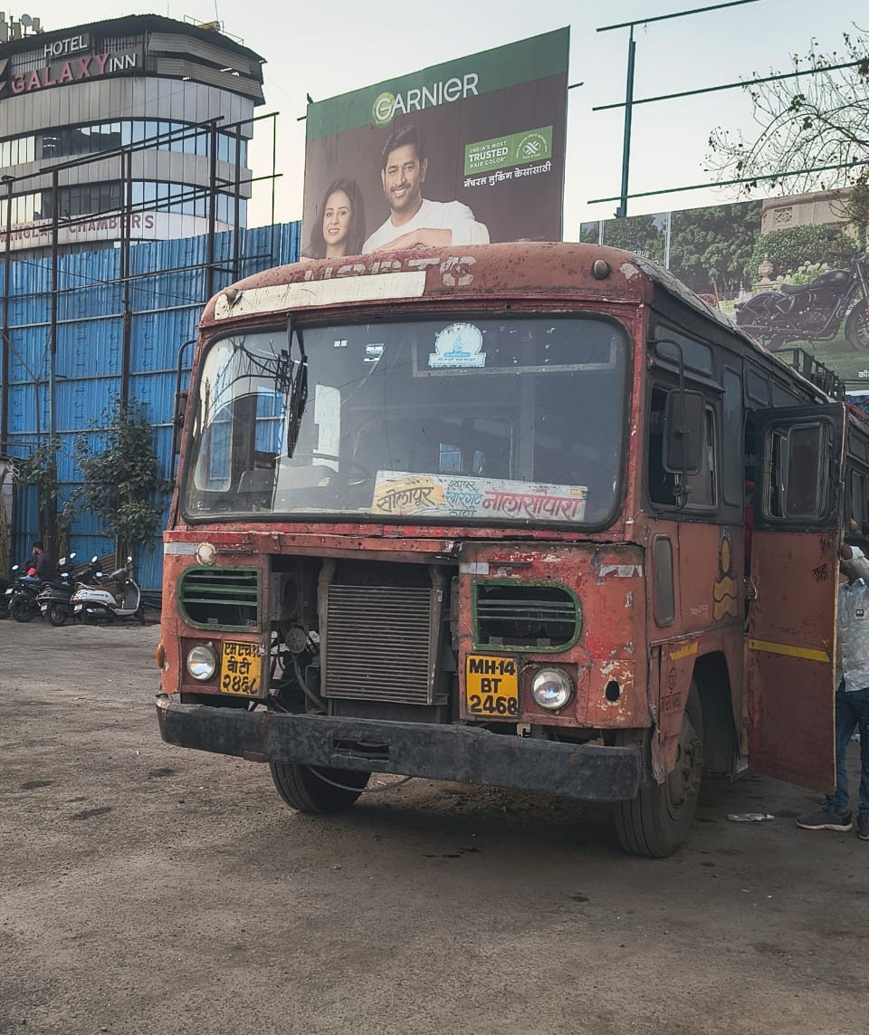 avaliyapravasi's tweet image. एसटीच्या चांगल्या अनेक बाजू दाखवत असताना, एसटी कुठं चुकते, हे सुद्धा निदर्शनास आणून देणे, हा देखील माझा एसटीप्रेमाचाच भाग आहे, हे मी मानतो आणि त्यानुसार जबाबदारीने व्यक्त देखील होतो..

आता या अशा बसेस रस्त्यावर प्रवासी सेवेत उतरवत असताना महामंडळाला काहीच कसे वाटू नये.?🥲

#msrtc