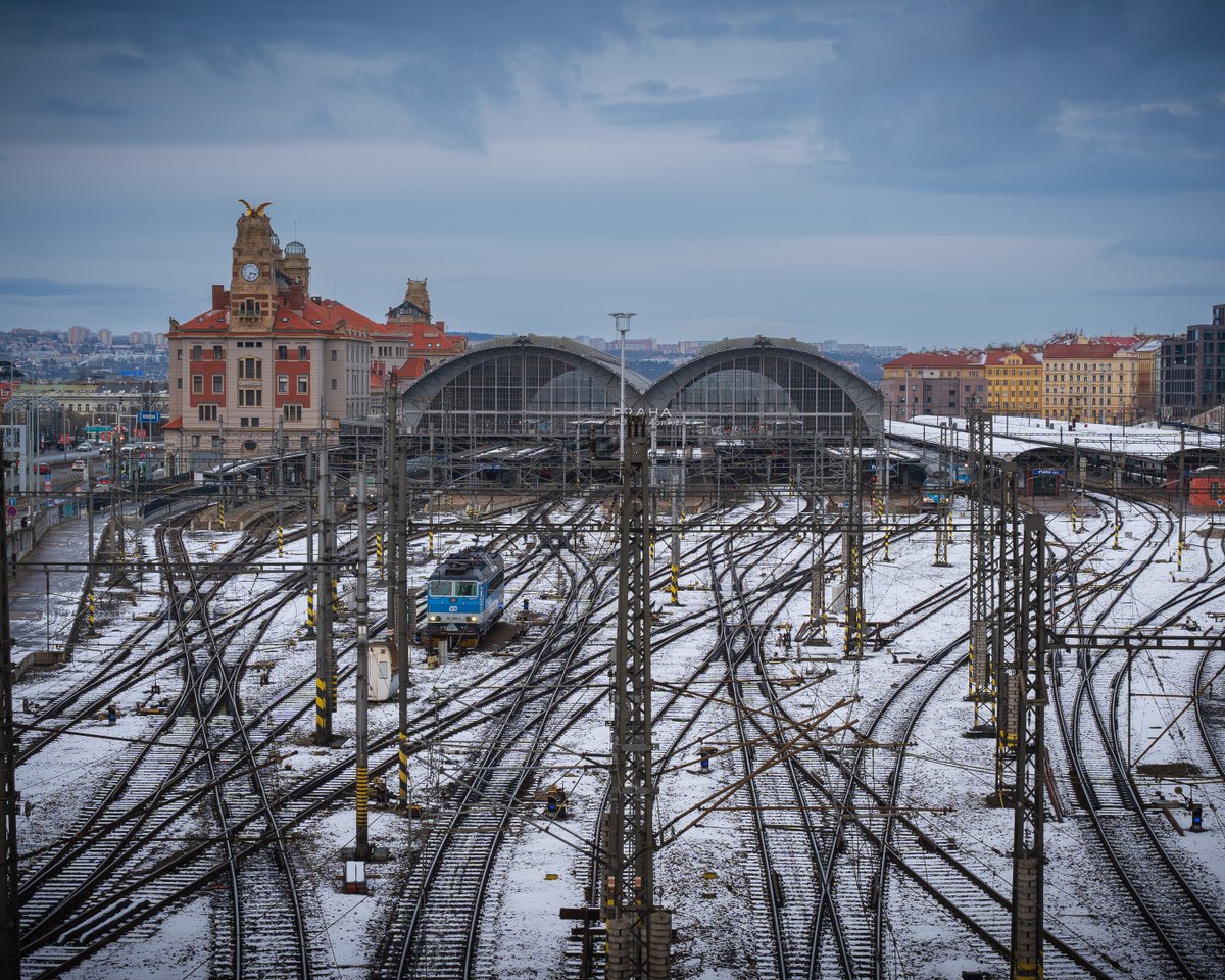 lensscripts's tweet image. Prague&apos;s main station tracks branch out like thoughts, stories heading in every direction ❄️🚆
#PprahaHlavniNadrazi #PragueStation #PragueOldTown #CzechRepublic #VisitPrague #HiddenPrague #HistoryMeetsArt #TravelVibes #SonyAlpha #SonyA7IV #CityWalk #JustGoShoot #Cityscapes