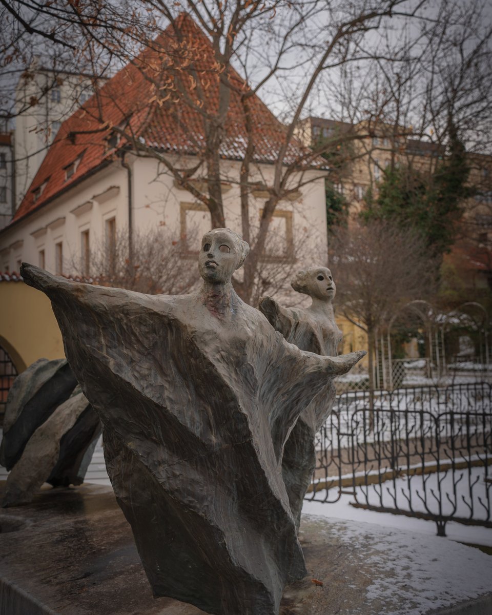 lensscripts's tweet image. First time in Prague, and every corner feels like a scene from a dream. This city has stories in its shadows. 🇨🇿

#prague #pragueoldtown #czechrepublic #gothicarchitecture #churchofourladysnows #kostelpannymariesnezne #frantiskanskazahrada #franciscangardens #sonyalpha #sonya7iv