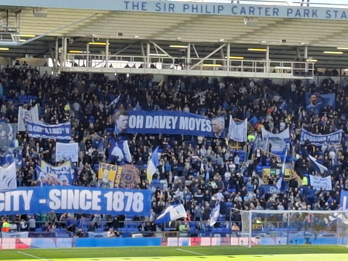 Kmac7472's tweet photo. This fella loving it on hearing the 🚨&amp; Z-cars yesterday. Hope he had a boss day , safe trip home 👊💙#Vamoseverton #VinadelMar #Goodisonpark #Everton #EVEARS https://t.co/P6qTzFyFuV