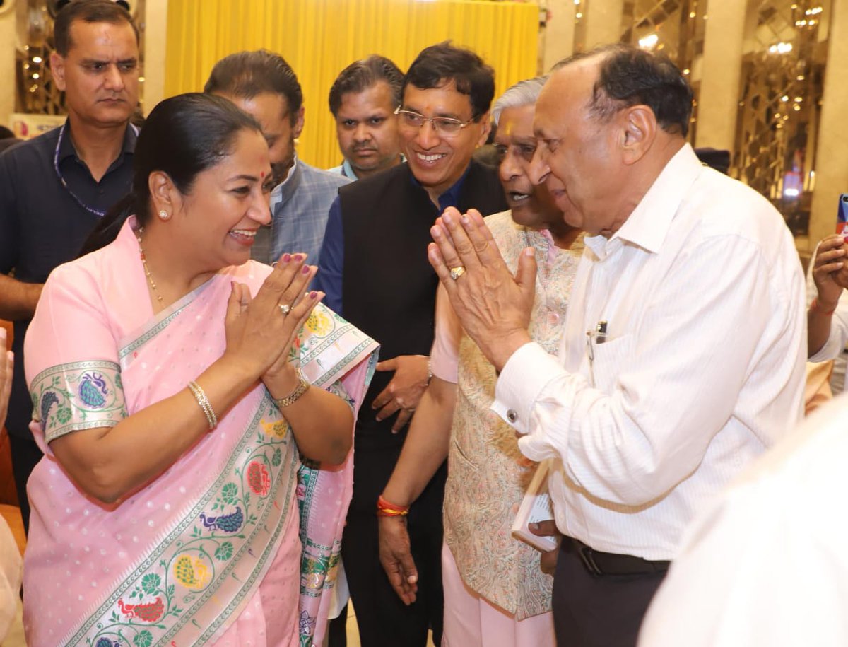 आज दिल्ली के लॉरेंस रोड पर आयोजित श्रीराम कथा में सम्मिलित होने का सौभाग्य प्राप्त हुआ। मर्यादा पुरुषोत्तम भगवान श्रीराम न केवल एक आदर्श पुत्र, आदर्श राजा और आदर्श मानव के रूप में पूज्य हैं, बल्कि उनका सम्पूर्ण जीवन सत्य, धर्म, सेवा और त्याग की जीवंत मिसाल है।

उनकी कथा सुनना