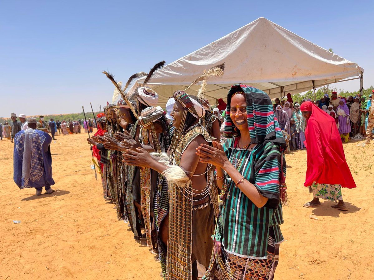 OliverSchna's tweet photo. Un moment fort de culture vivante du patrimoine unique au #Sahel. Mon épouse & moi nous avons eu l’immense plaisir de découvrir la richesse culturelle du village de #Boubon, au bord du fleuve #Niger, pour l’ouverture de la 6me édition du #Festival des civilisations du fleuve #Niger « Alzanayé ». Danses traditionnelles, chants, artisanat vivant, et démonstrations de savoir-faire ancestraux. Chaque instant a révélé l’énergie, la créativité et la fierté des communautés locales. #Boubon est haut lieu de la #poterie sahélienne : un carrefour vivant de traditions, d’art et de transmission culturelle.
Sincères remerciements au Ministre du Tourisme et de l’Artisanat Guichene Aghaichata Atta pour son accueil chaleureux et pour nous avoir offert cette expérience inoubliable.
#NigerPositif