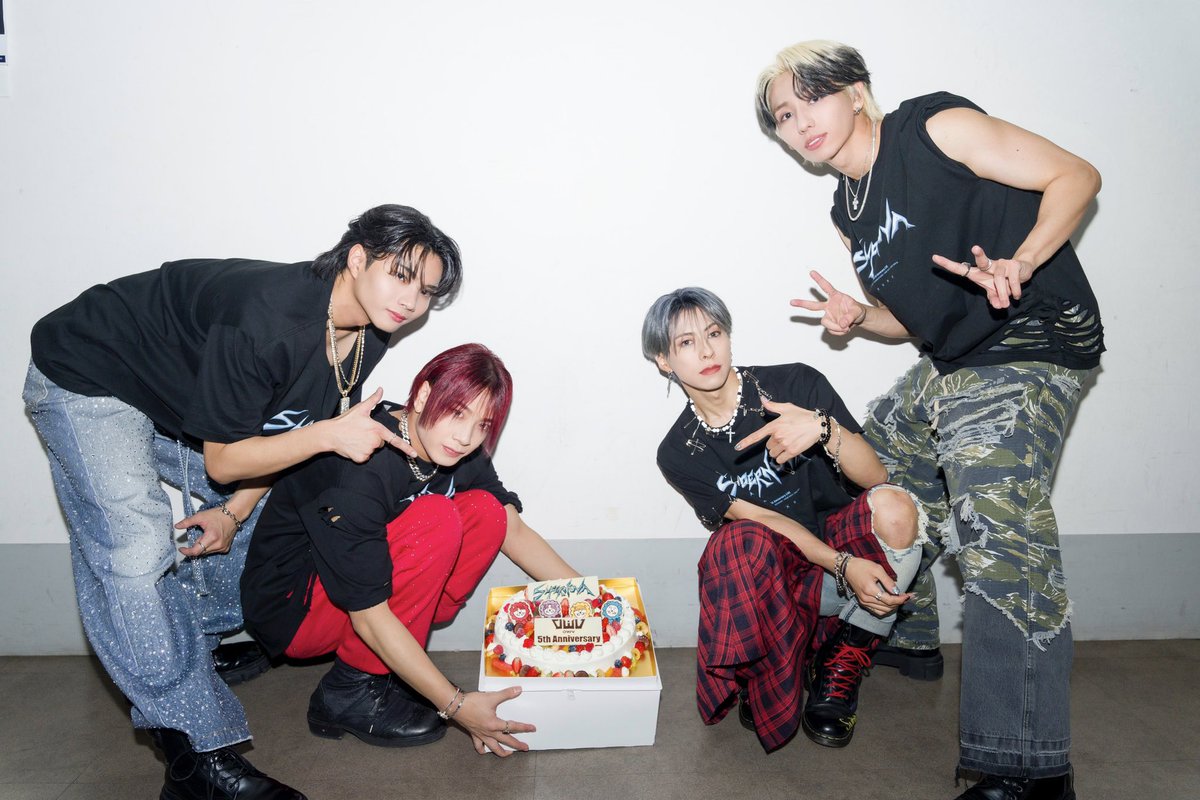 owv_official's tweet photo. 𝐎𝐖𝐕 𝟓𝐭𝐡 𝐀𝐧𝐧𝐢𝐯𝐞𝐫𝐬𝐚𝐫𝐲 𝐋𝐈𝐕𝐄       
           -𝐒𝐔𝐏𝐄𝐑𝐍𝐎𝐕𝐀-  

❤️💜ありがとうございました💙💛
沢山の愛を感じました💚

この先10年20年....OWVの側にいてくださったら嬉しいです。
これからの道もOWVと一緒に歩んでいきましょう

⋆ ⋆ ⋆ ⋆ 𝐒𝐄𝐓 𝐋𝐈𝐒𝐓 ⋆ ⋆ ⋆ ⋆
M1. Swish
M2. Supernova
M3. BREMEN
M4. UBA UBA
M5. Frontier
M6. PARTY
M7. TALK TALK TALK
M8. EASY
M9. Let go
M10. Last scene
M11. Fifth season
M12. STAY GOLD
M13. Treasure
M14. SQUARE
M15. Time Jackerz
M16. Fanfale
M17. Tararam
M18. TRVCKSTVR
M.19 SLEEPLESS TOWN
M.20 What you waitin'for
M.21 Gamer
EN.1 Get Away
EN.2 Summer Days
EN.3 Here & Now
EN.4 SORENA
EN.5 LOVE BANDITZ

🎤 𝐘𝐨𝐮𝐓𝐮𝐛𝐞  𝐏𝐋𝐀𝐘 𝐋𝐈𝐒𝐓
https://t.co/xluLIcZowi

#OWV
#ThanksQWV
#OWV_SUPERNOVA 💥