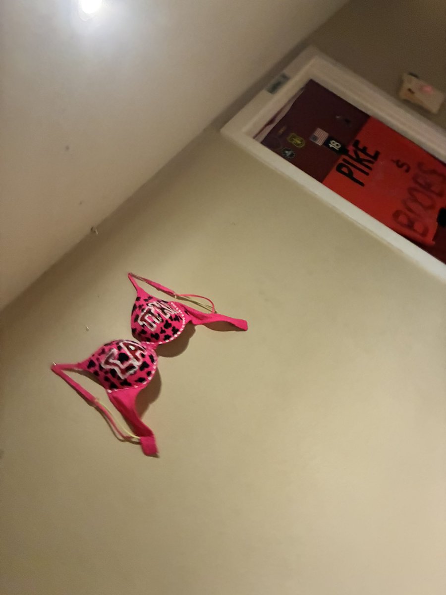 argknvg's tweet photo. The shi u see in a frat house 😂 https://t.co/T9efpgYM2d