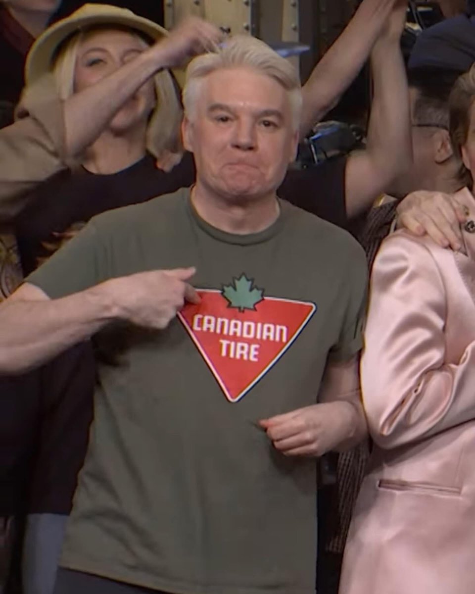 Not only does Mike Myers do a great job imitating Trumps right hand idiot on SNL, he also shows his Canadian pride…again 🇨🇦❤️

#ElbowsUp
