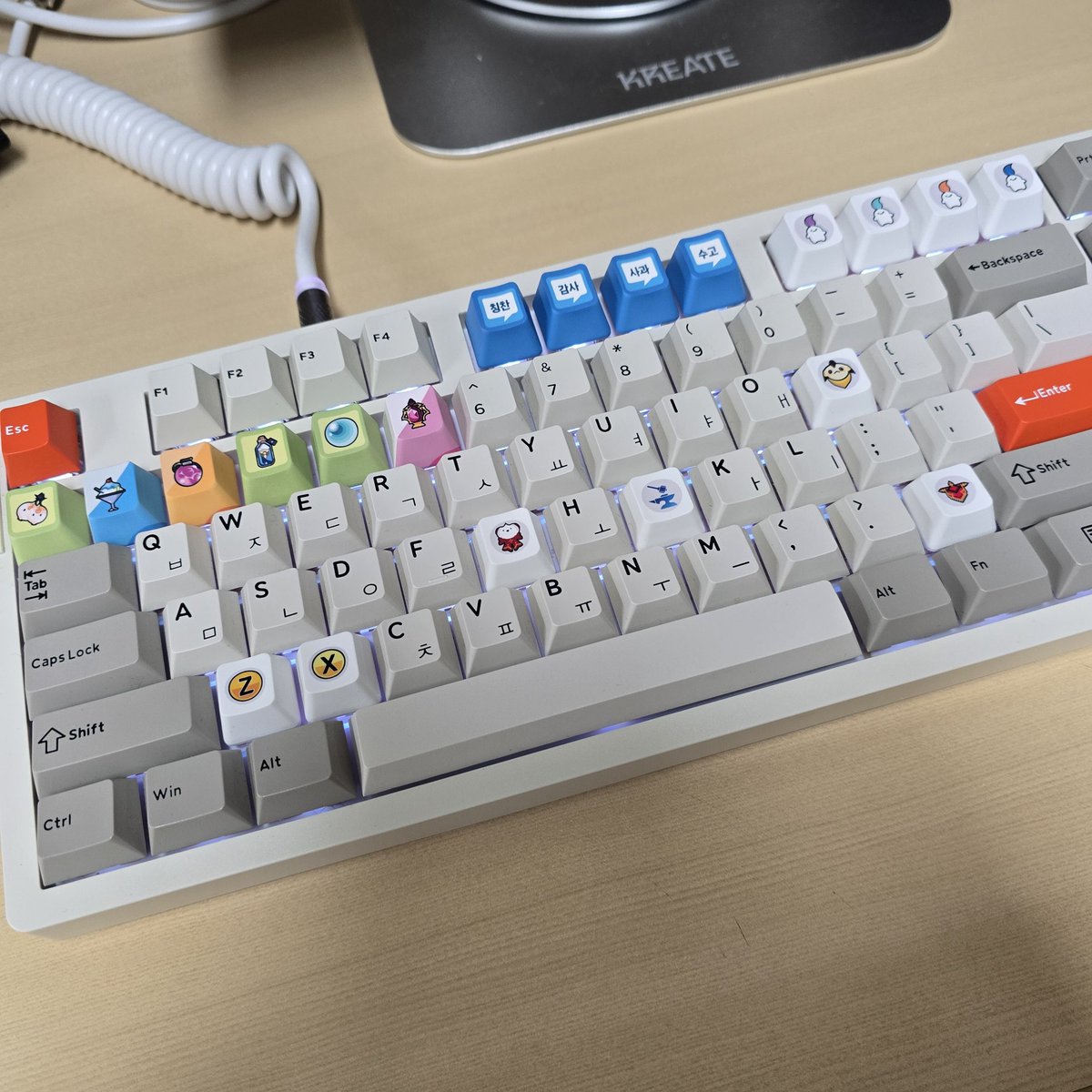 새흰 (<a href="/msaehin/">새흰 (메인트 굿즈)</a>) 님의 엘소드 키캡 비공굿 1차 후기!!
택배는 한 1~2주 전에 왔는데 본가로 시켜서 못 받았다가 이번에 전달 받아서 까봤습니당
너무 영롱해요 디자인도 너무 예쁘고 아름다워요...
2차 판매 화이팅!! 이거 보시는 님들도 지금 2차 판매 열려있으니까 후회없는 구매하시길 바랍니다^^7