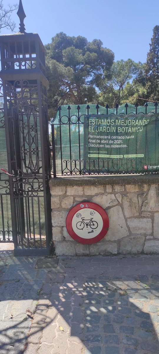 Si tenéis fotos del jardín botánico, guardadlas. Ya nunca será lo que era. La chumbera de la entrada, los bancos, el estanque, los patos..ya no están y a saber si volverán. #Zaragoza #zaragozaflorece
