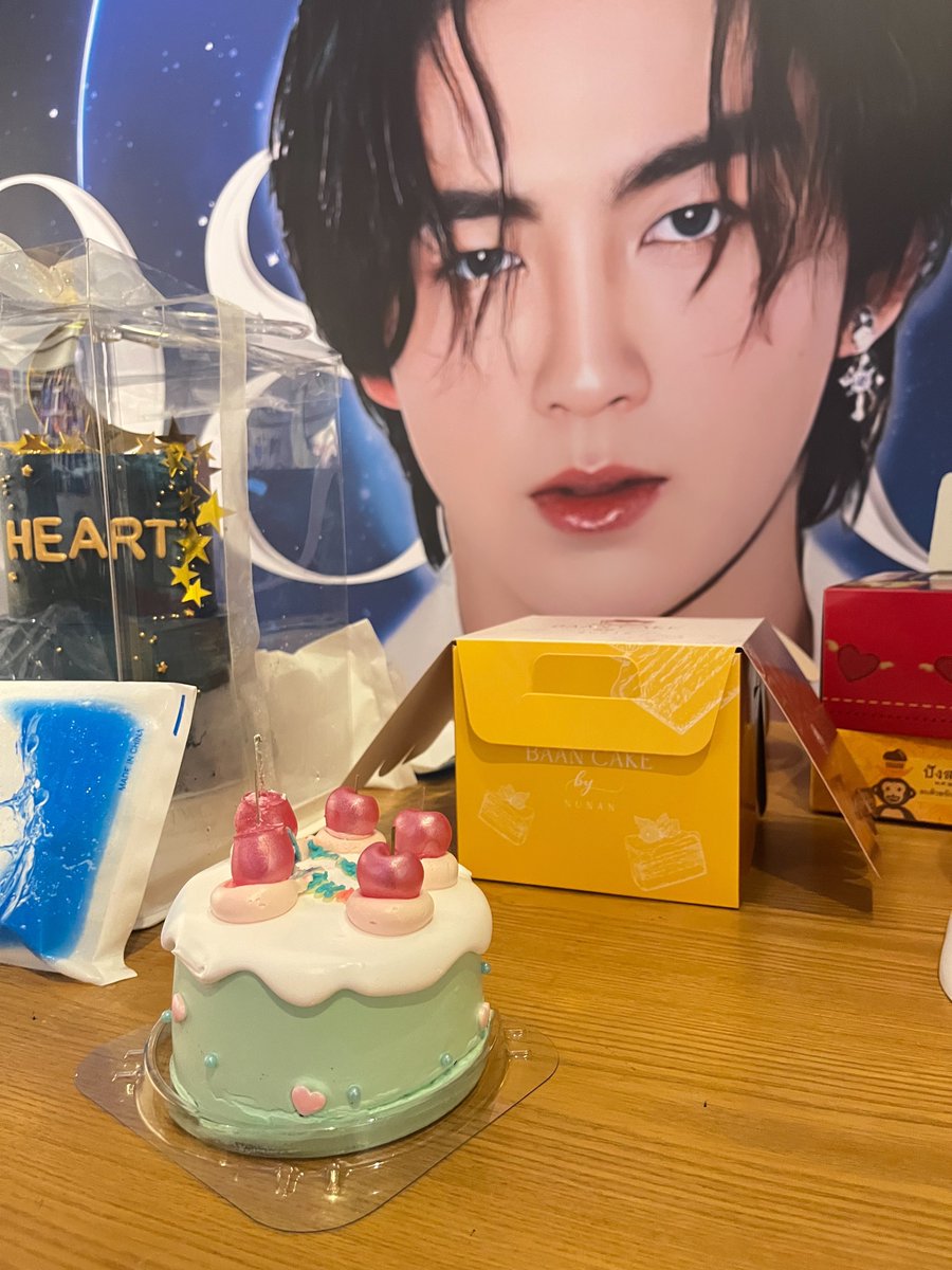 — Happy  HEARTCHU  Day 🩷🎂
     #22ndTheHEARTofShiningStar 💫

บ้านขพคด มาส่งเค้กให้เพื่อนฮาร์ทเป่าฟู่ว ! โตขึ้น 22 ขวบเท่ากันแล้ว ขอให้ฮาร์ท ถูกรายล้อมไปด้วยคนที่รัก เพิ่มขึ้นเยอะๆ แบบนี้ทุกปีเลยนะค้าบ 💚✨ 

#HEARTchuthiwat #KHUNPOL 
#BUSbecauseofyouishine