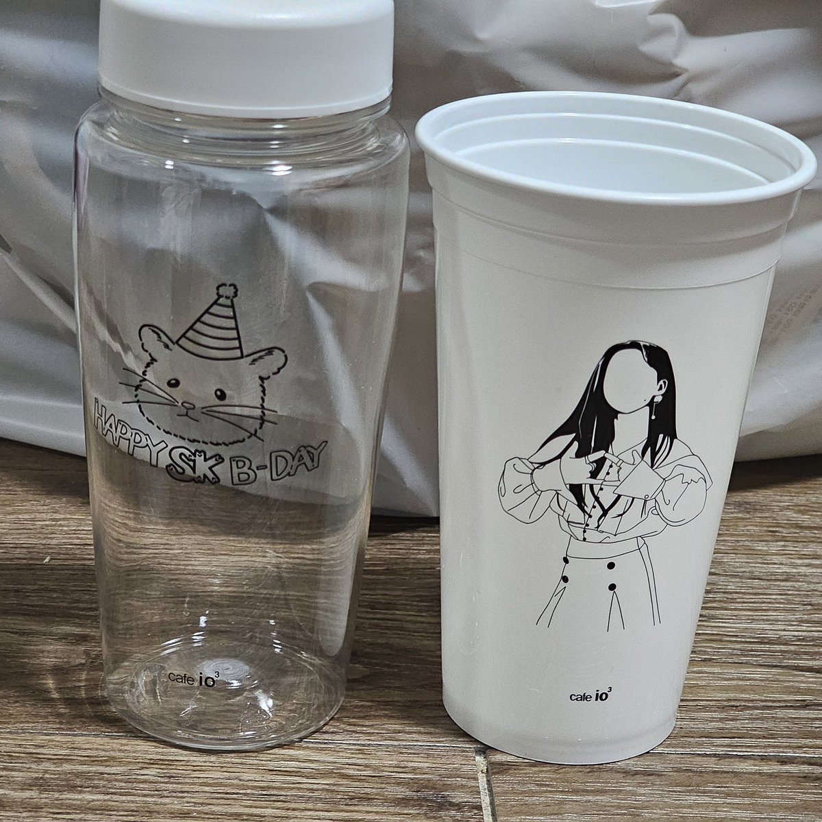 이제는 더이상 가지고 갈 수 없어서 묵힌 보틀과 컵 배송비만 받고 나눔하려고 하는데 받아 가실 분들 있으실까요.... ㅠ.ㅠ

일반 보틀과 플라스틱 컵입니다.. 
좀 묵혀둔거라 받으시고 꼭 깨끗이 씻어서 사용해주시길 바라며..
100개가 넘게 있어요.. 흑흑..
연락 주세용.. ㅠㅠ

#공원소녀 #서경