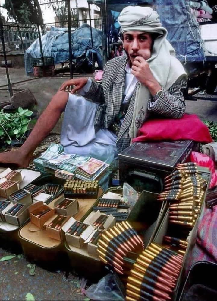 تاجر سلاح وصراف وبائع قات وعسكري بالجيش الوطني ويستلم راتب من التحالف ومسجل نفسه شهيد في جبهة نهم و جريح في جبهة الجوف  😂😹😹😹😹😹😹😹😹😹😹😹😹😹