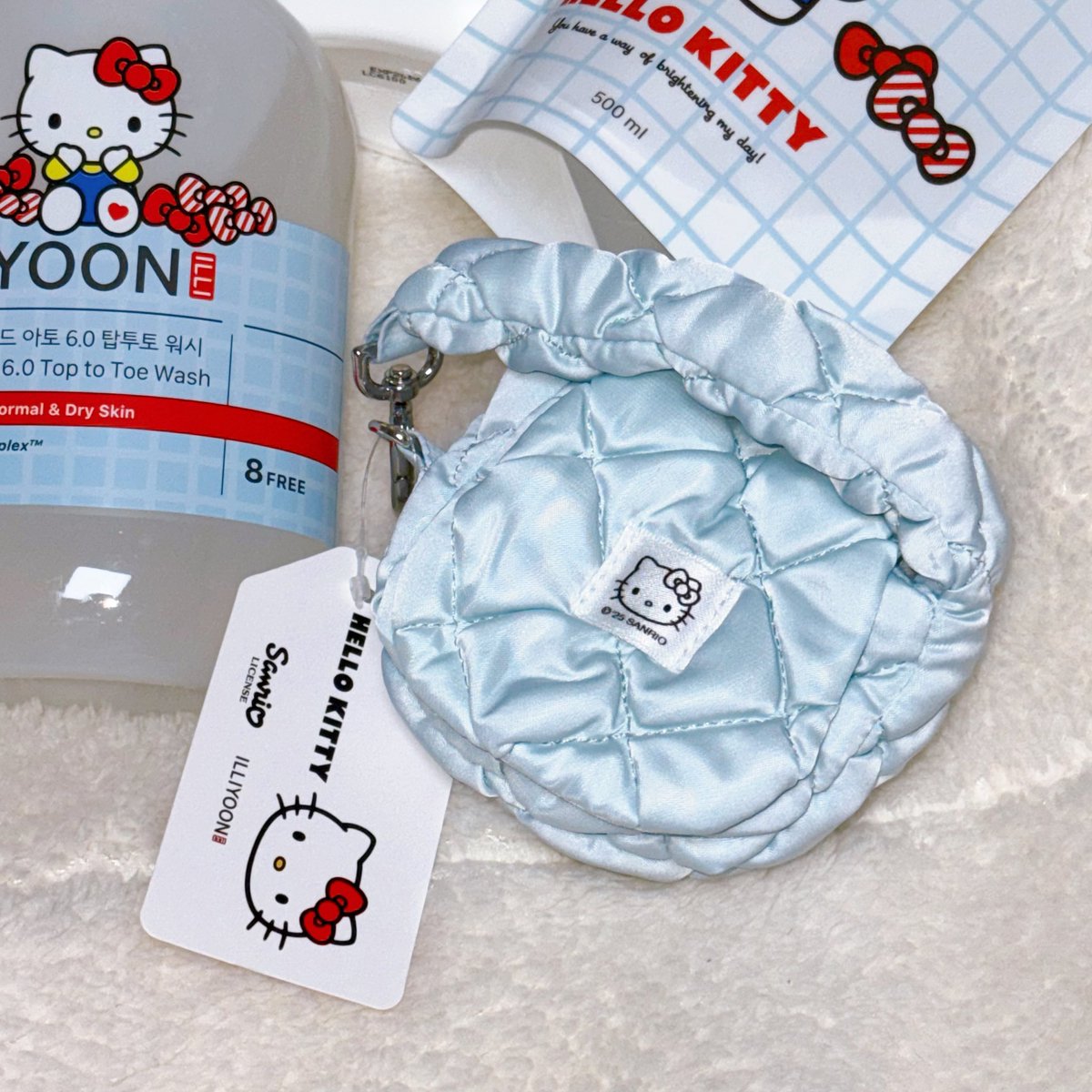 #제품제공 헬로키티X일리윤 ✨🩵

정말 좋아하는 일리윤이랑 헬로키티 콜라보!!
얘들아 이거 진짜 귀엽다..헬로키티 좋아하면 꼭 봐주라..앞머리 고정시트랑 헬로키티 미니키링 파우치도 에어팟 넣으면 딱좋은 사이즈✨ 

4월 한 달간 올리브영에서 구매가능!😍
한정이니까 키티좋아하면 꼭 ..✨