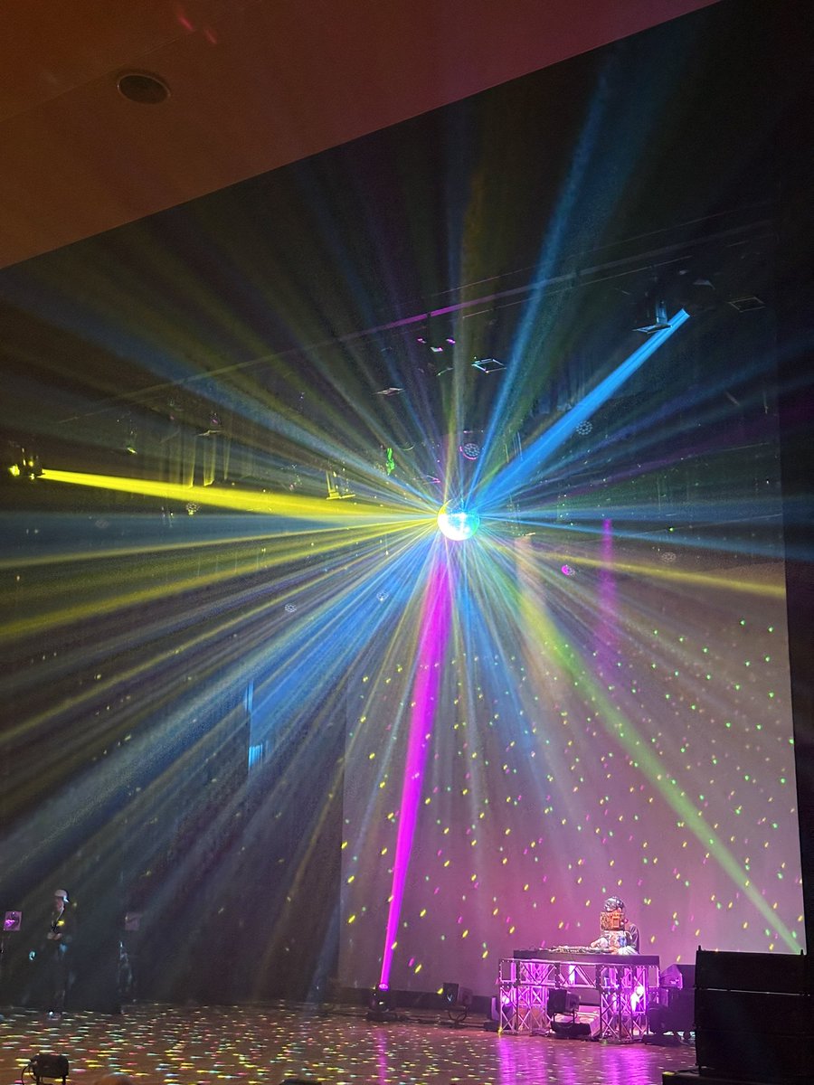 久しぶりに見た😂
カラフルミラーボール🌈