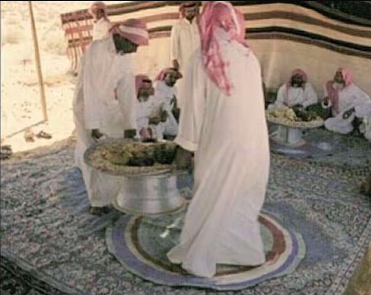 الله يكثر أمثاله شروى متابعيني الكرام : -

راعي مجلسٍ ماهوب يعرف بقوقل ماب
         جميع النشامى درب بيته يدلونه
يجي فيه من خيرة ربوعه ومن الأجناب
        وضيف مغدّينه وضيف يعشونه
مسمينه أهل الضين بمربّح الجلاب
       ياخذ خيرت الخرفان باللي يحدّونه 

صح لسان شاعرها #مهنا_الأكلبي