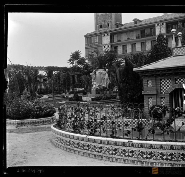 UbideMunoz's tweet photo. Plaza del Canal Imperial, antiguas Terrazas de Pina y plaza del franquista pronazi Muñoz Grandes. Acequia de Ontanar. Tranvía El Arenal. Torre de Dámaso Pina. Colegio La Salle Torrero. Foto de los jardines de Pina de Requejo en 1923 (DARA). https://t.co/bB31R2uYfr https://t.co/GadCXD49iq